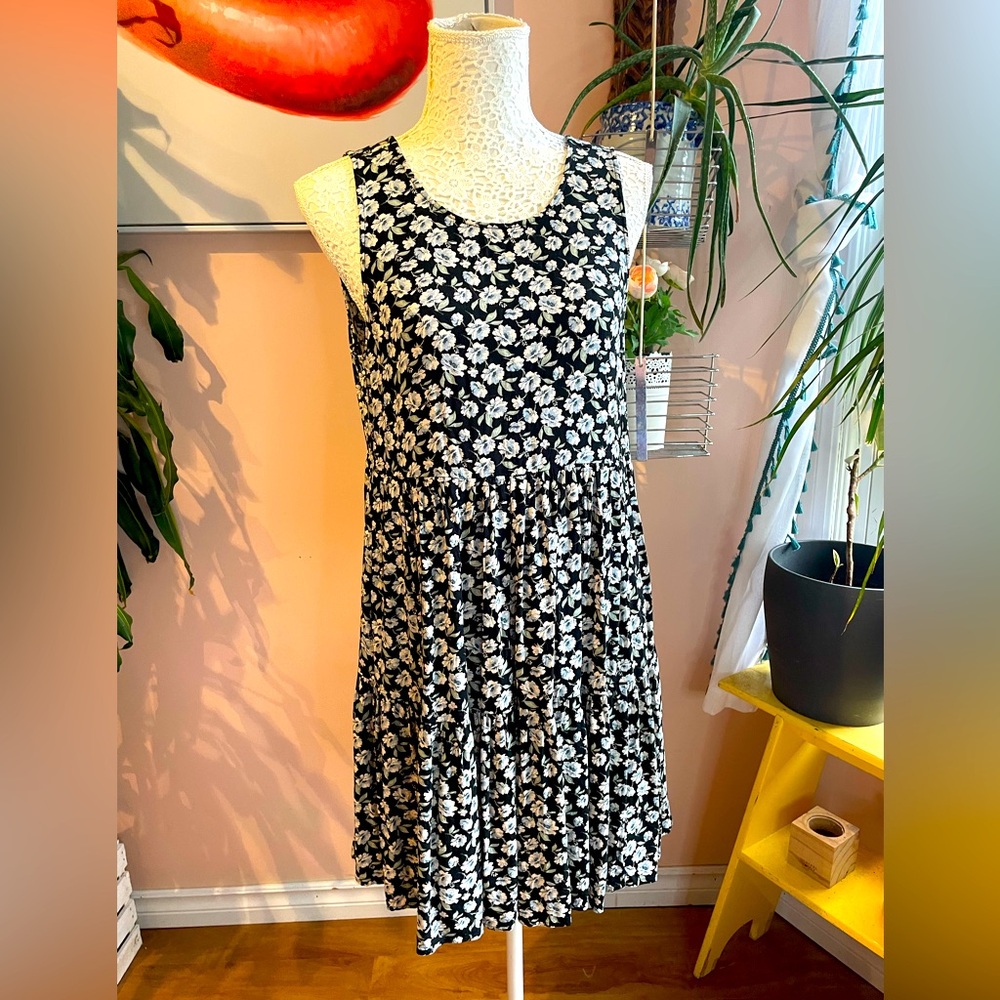 American Eagle Black, Blue & white floral Babydoll Shift Dress, Size Medium